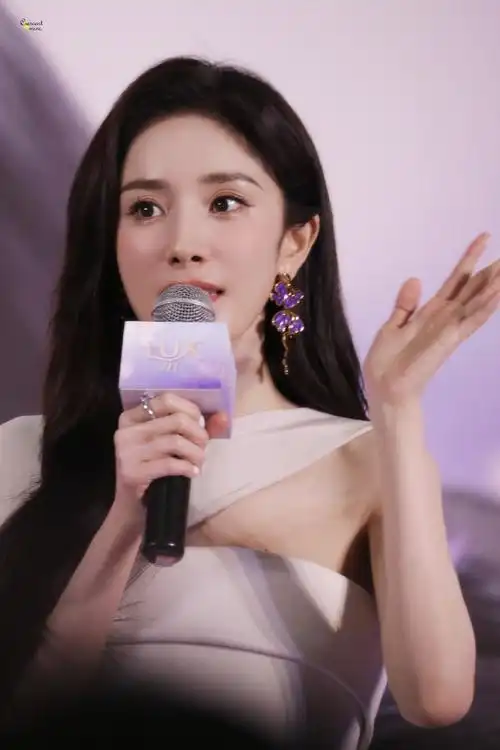 杨幂开叉披风白裙##杨幂对粉丝说冷静不哭##杨幂成都活动人气##今日