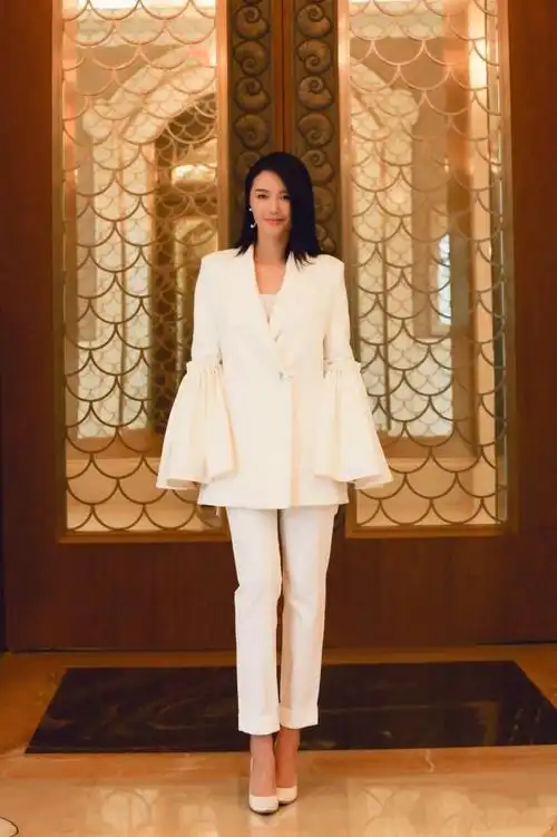 谭维维捂棉被出门,为了保暖不顾形象,网友:真像一张大海苔!