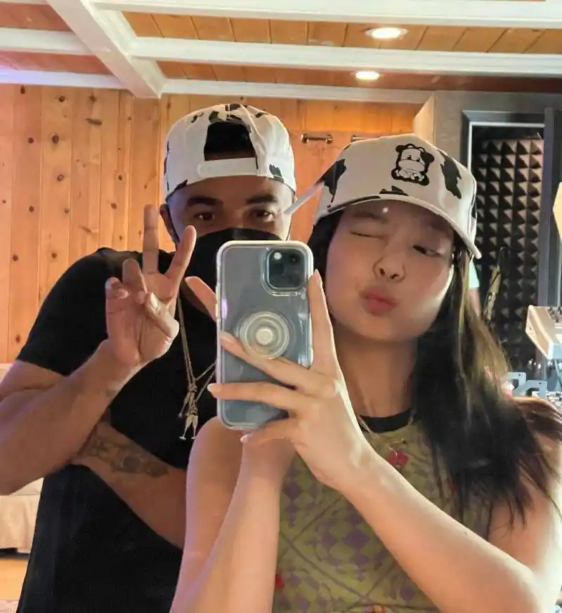 yg商场出金智妮权志龙情侣周边至今未回应两人真的在一起了