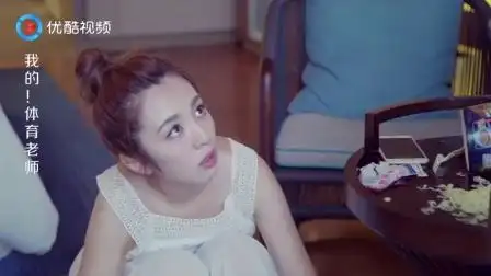 我的体育老师:王小米打翻泡面,不料倒在相机上面,吓的愣着不动