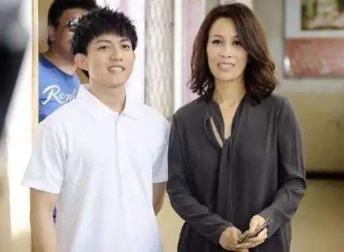 51岁那英和家人合照,儿子帅气逼人,女儿完美遗传母亲基因_手机搜狐网