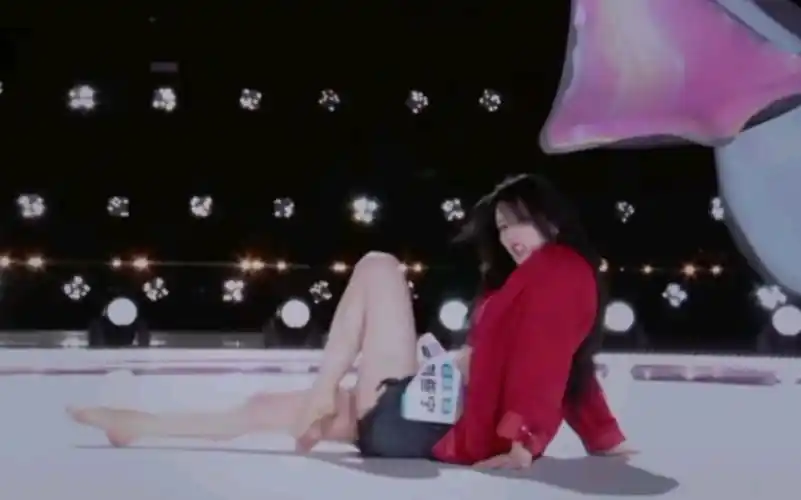 刘些宁舞台热舞专业裸脚即兴演绎