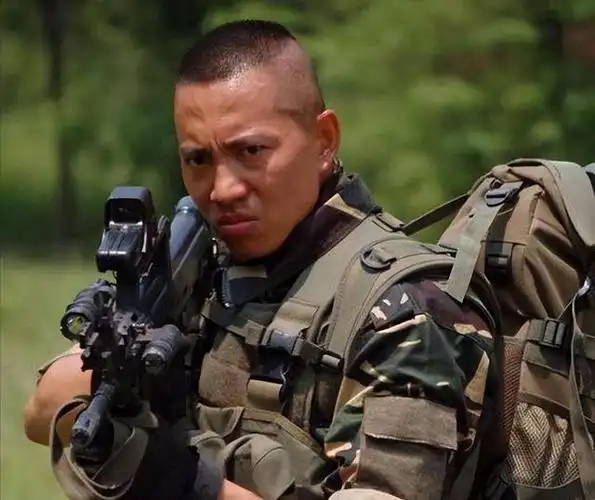 谷智鑫:因拍戏坠马受伤,痴情女友照顾他8年,未办婚礼成遗憾