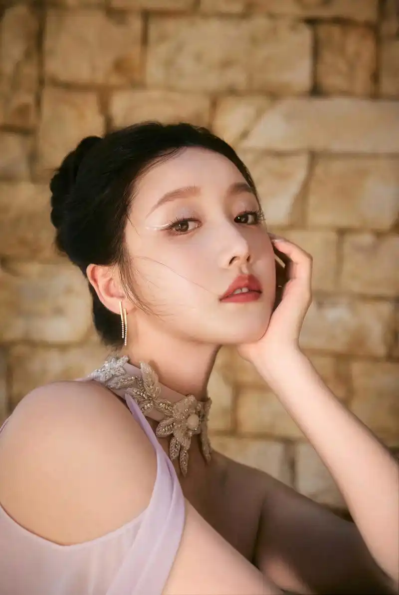 姜贞羽,白色抹胸裙搭配淡紫色薄纱,清新浪漫!