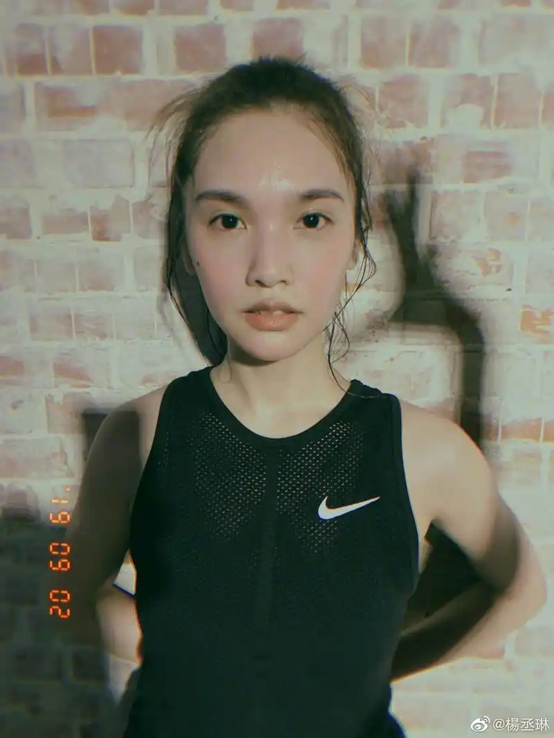 杨丞琳晒健身照大汗淋漓 黑色无袖运动造型尽显好身材_娱乐频道_中国