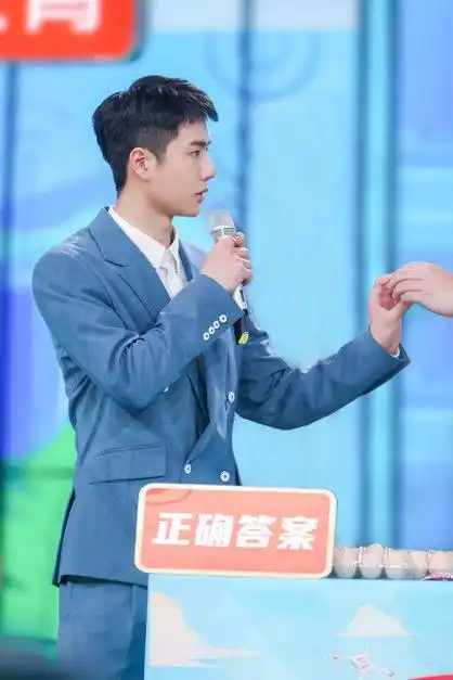 王一博蓝色西装套装造型#今晚《天天向上》,跟随王一博一起倾听"守护