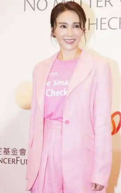 黎姿的身材保持得很好,她这次特意把头发挽了起来,感觉像逆龄生长了