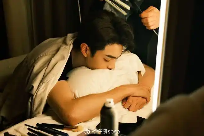 许凯晒背影照健身的原因有衬衫下的肌肉线条太有魅力了吧