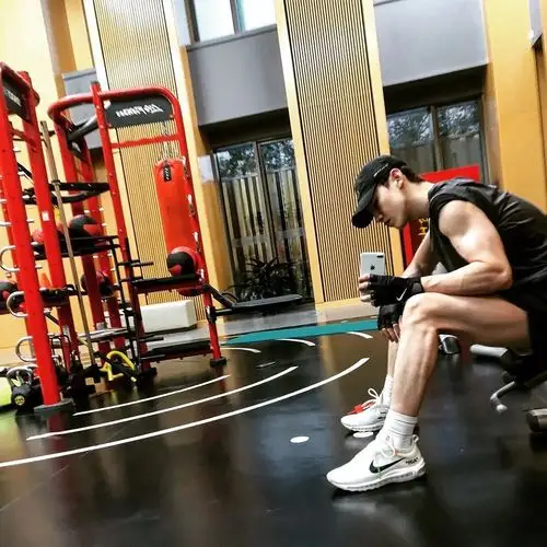 因为白敬亭开始健身了