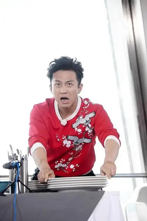 邓超《奔跑吧》转战捷克 国民队长号召力不减