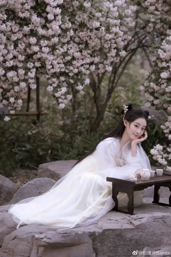 新剧开播祝绪丹晒古装剧照仙气飘飘灵动可爱