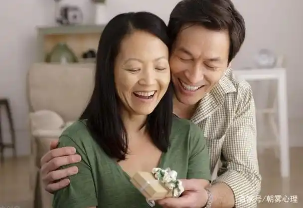 夫妻俩久别重逢后,丈夫与妻子最想做什么?这三个男人说了实话