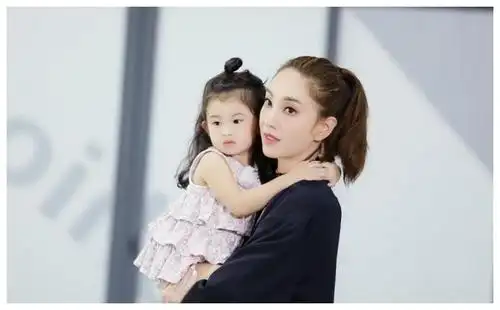 都说戚薇一家长得像,看到郑希怡的妈妈和女儿,才知道基因的强大