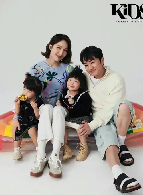 王祖蓝是有两个女儿,但他女儿还小,今天只是一家四口上了杂志封面还看