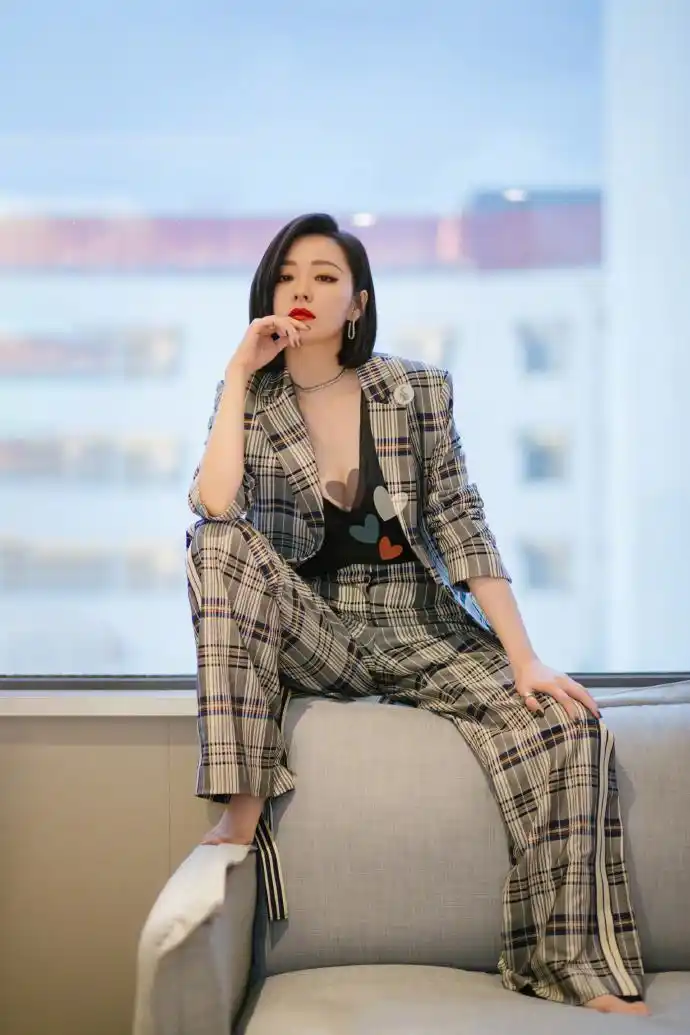 张靓颖越来越敢穿,深v连衣裙尽显曲线美,听歌还是看身材?