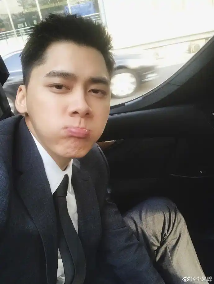李易峰上线营业分享自拍穿西装扮酷表情百变有活力