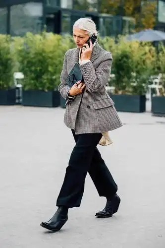 2021年入春流行"短外套 靴子",简直飒爆了!-服装潮流搭配-服装设计网