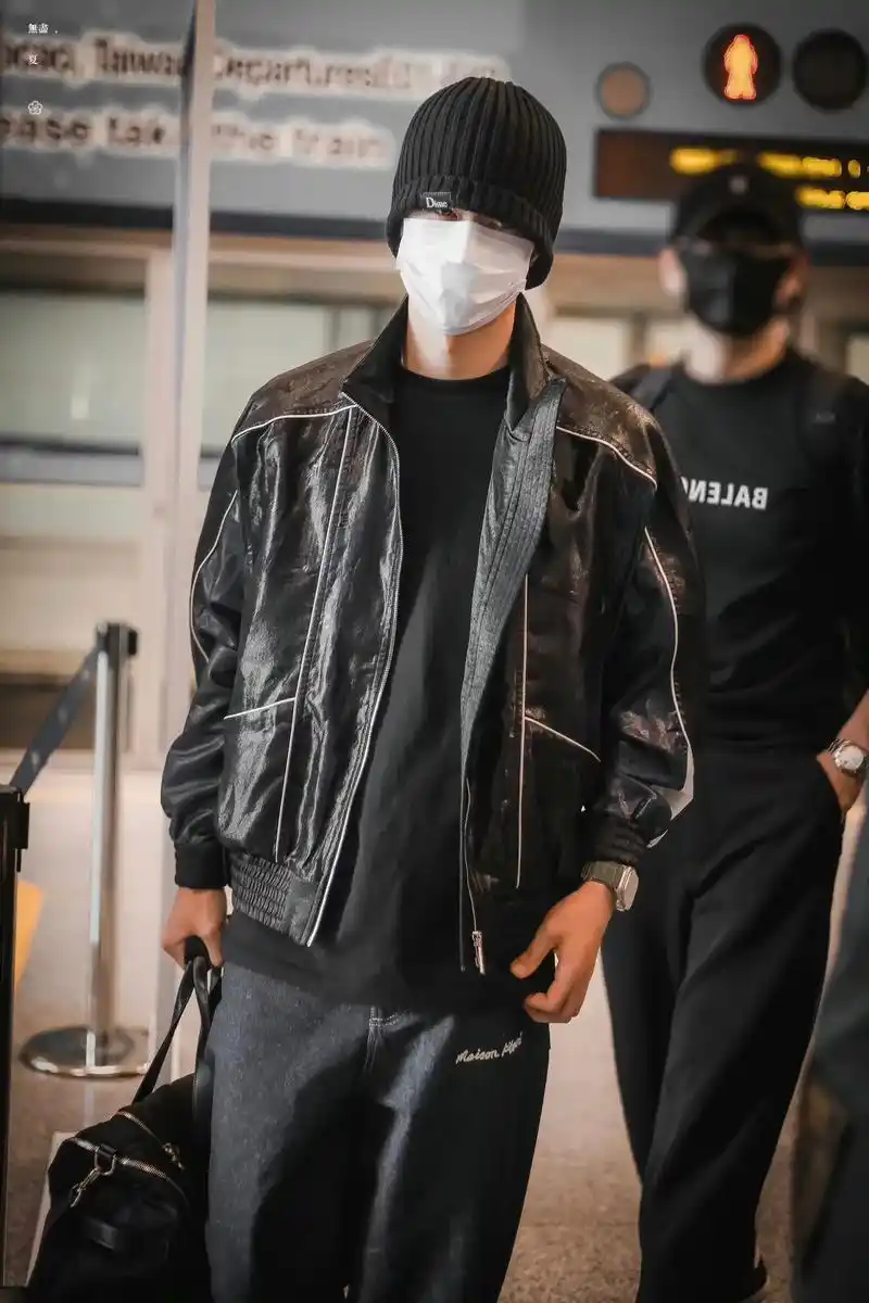 潮男,简直不要太帅了!#王一博机场生图 #博君一肖 #机场照 - 抖音