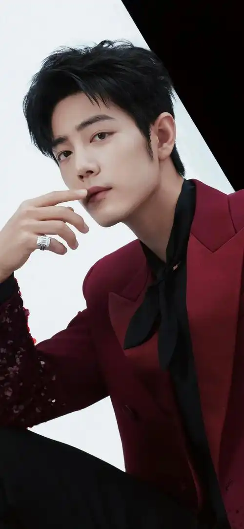 时而他是清新脱俗的邻家学长,阳光帅气,温暖如初;时而他是冷酷霸气的