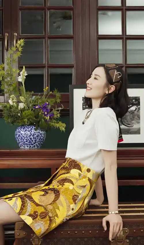 宋佳:靠"吊带"上位,与已婚名导同居,43岁的她活的又酷又飒_表演_小