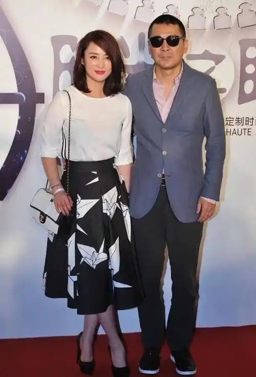 蒋勤勤真不显老,携手老公亮相发布会,相差5岁的婚姻像"父女"_面料