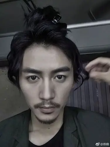 是指甲盖大小的块状胡子),或者下巴处修剪成椭圆形的胡子