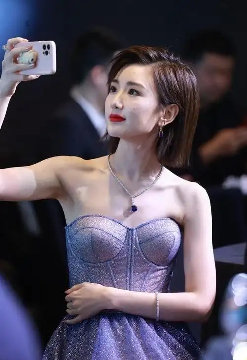 毛晓彤生图状态好自然,抹胸裙挺显身形的,微微有肉才更好看