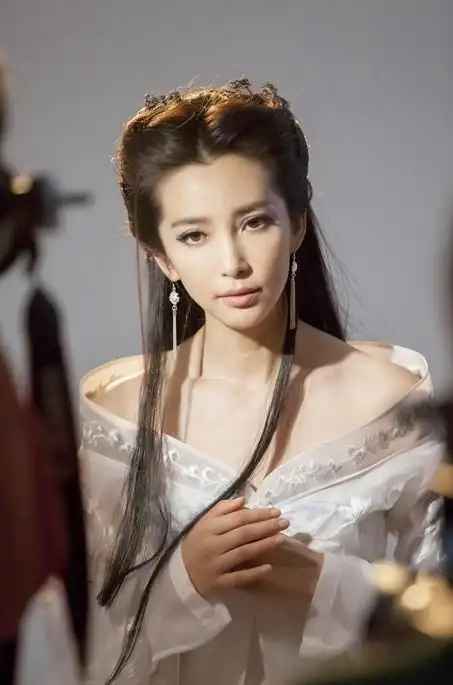 李冰冰古装代言露香肩 一袭白衣展女神范儿(组图)