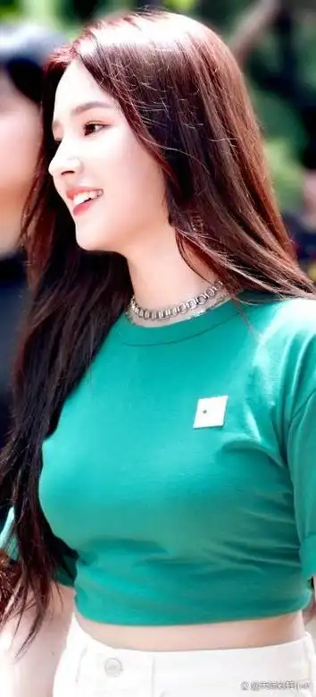 nancy韩国女歌手,本名李承利,momoland成员之一.