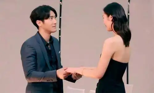 崔始源财阀二代出手阔绰 初见刘雯送万元金手链