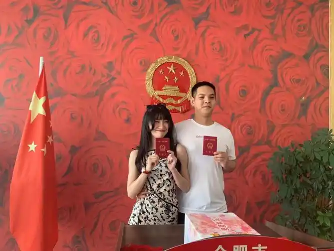 处,来自合肥市庐阳区的王鑫磊和宿州的陈颖超领取了他们的结婚证书