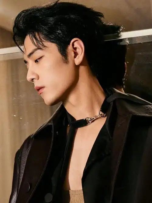 肖战第二套看秀造型#这个眼神,这张脸!这个锁骨!