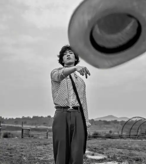 井柏然抽烟被拍,叼烟姿势文艺范儿十足,好评如潮