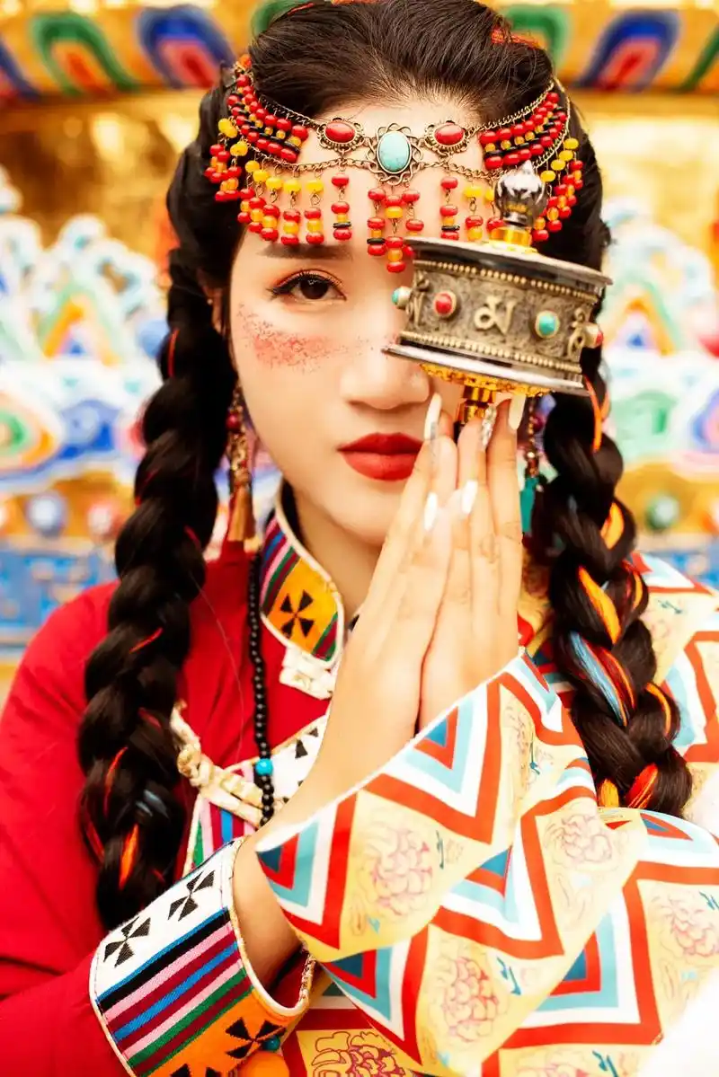 藏服写真 我双手合十向佛祖祈祷希望我爱的人和爱我的人都平安 - 抖