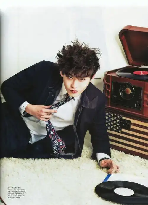 李钟硕俏皮捧花变"兔子先生"卖萌拍时尚写真