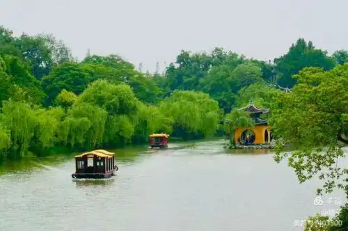 站在 五亭桥,登高望远,远处的湖光水色就是一幅典型人物江南山水图景