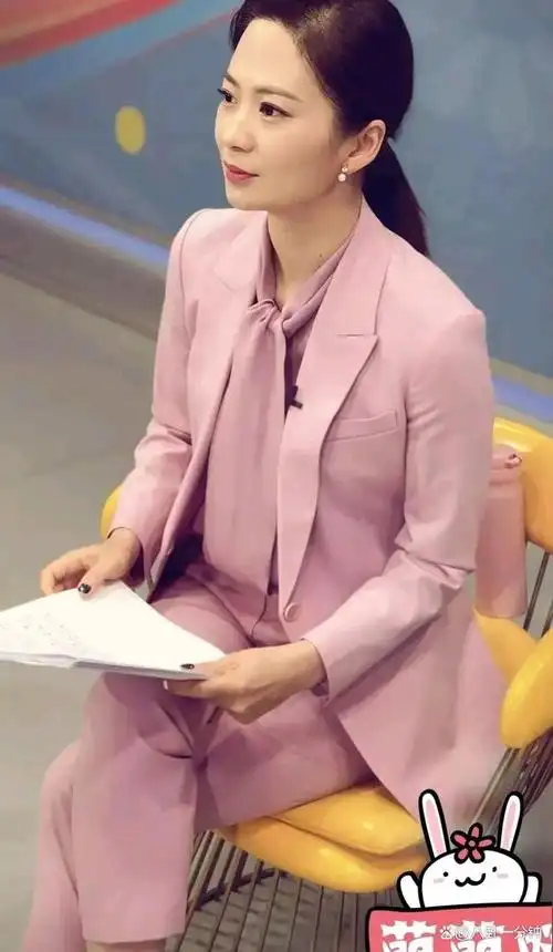 陈蓓蓓,央视财经频道主持人,秀丽,端庄,干练,帅气.