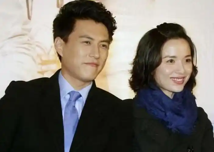 回顾靳东两次爱上离婚妇女不顾家人反对娶了二婚女如今很幸福