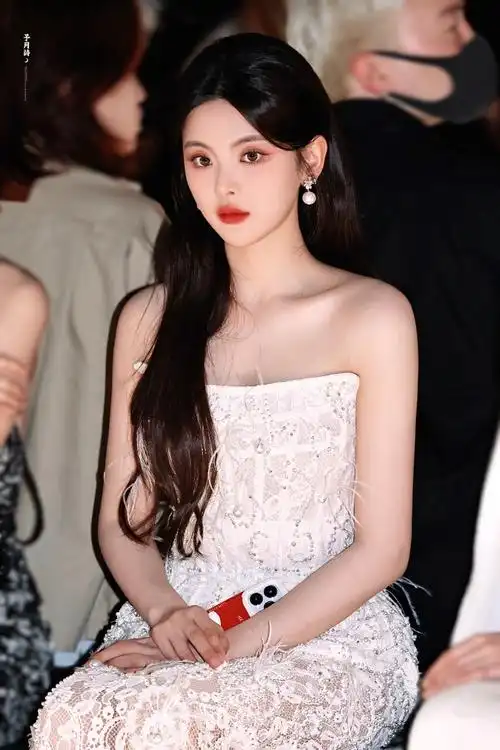 #杨超越钉珠蕾丝裙##杨超越上海时装周#