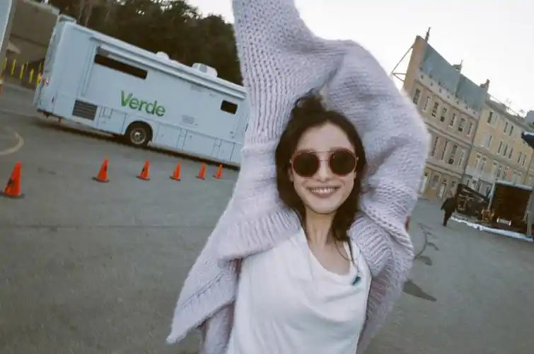 [女神新照]倪妮随性的拍照风格你觉得好看吗? zt