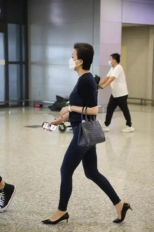 55岁杨澜带火了不费力穿搭针织衫牛仔裤短发时髦显瘦又洋气