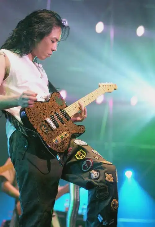 黄贯中弹奏福利引回忆杀,早年状态青涩又帅气!中分发型是精髓_造型