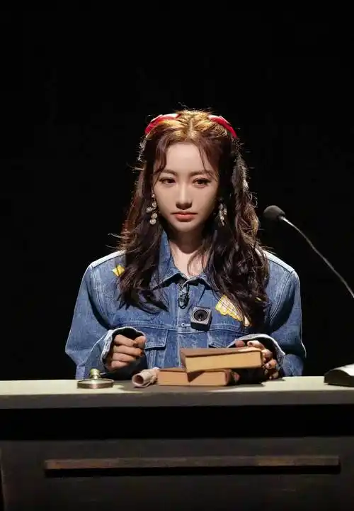 杨蓉新造型太受欢迎了,牛仔外套搭配公主发,可爱又减龄_漂亮_节目_穿