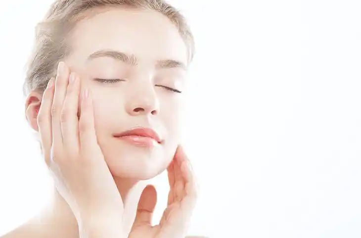 皮肤润了亮了,白里透着光!一喷精华乳液全省了