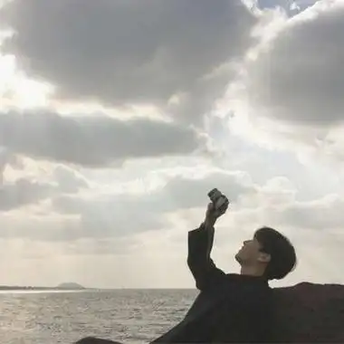 男生在海边的帅气背影侧脸头像 面朝大海日落男生头像图片