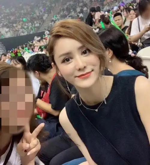 张馨月现身林峰演唱会,引大批观众围观求合影,表现得体大方配合