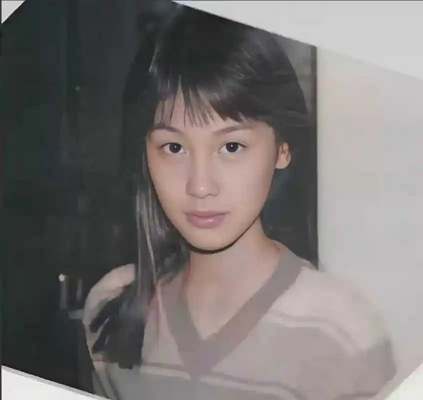 朱茵小时候就突显出自然,清新,美丽,娇小的形象