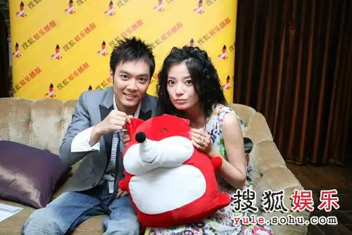 嫣然天使基金慈善晚宴倒计时④:赵薇台上唱 那英产后亮相