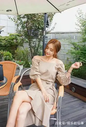 美女身穿一字肩长裙,身材完美,优雅的坐姿大秀美腿!