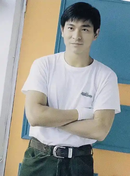 谢谢华迷家人!爱华,就是一万年,就要奉陪到底.我们怎能不爱刘德华呢?